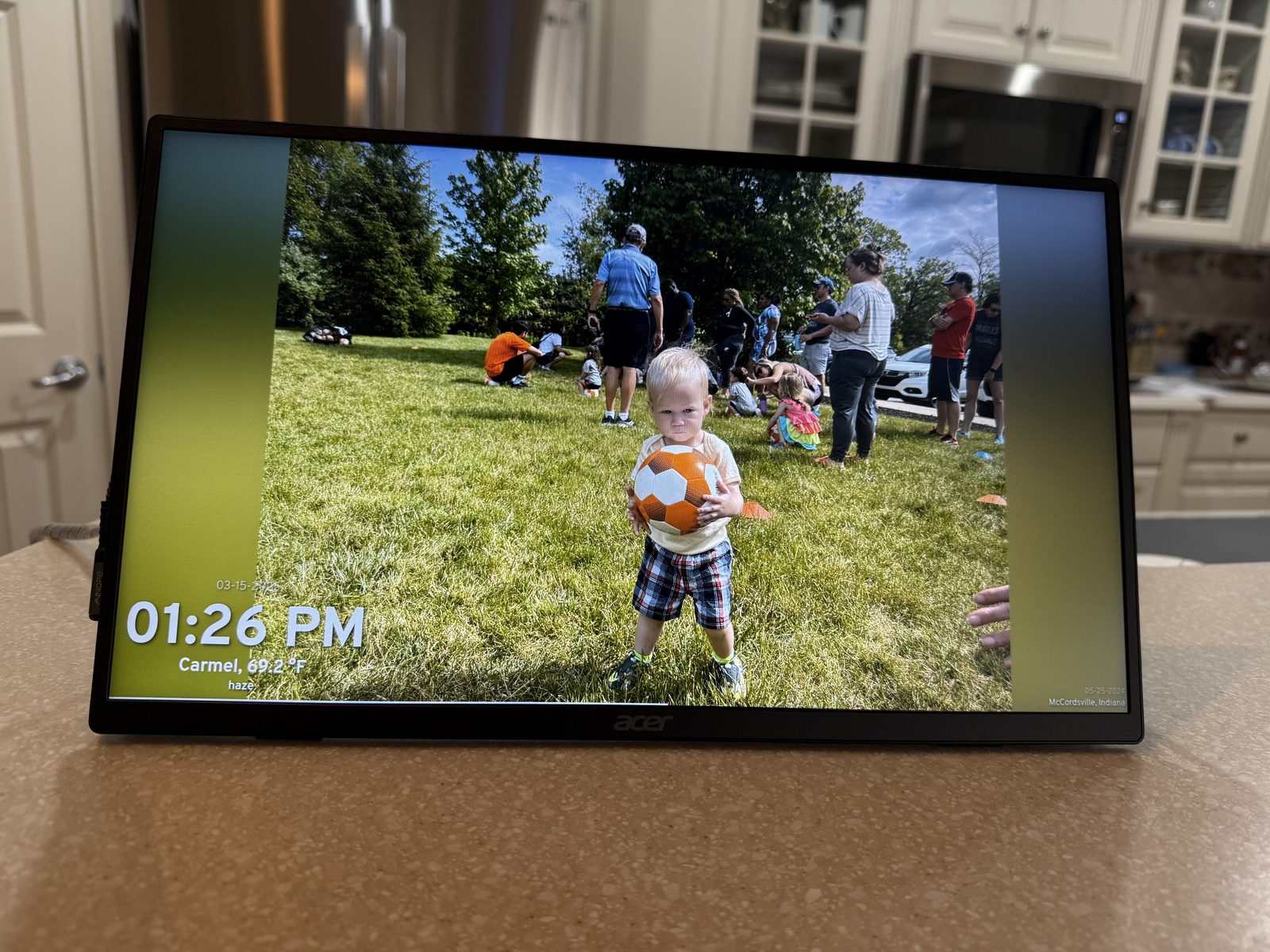 Digital photo frame showing photos